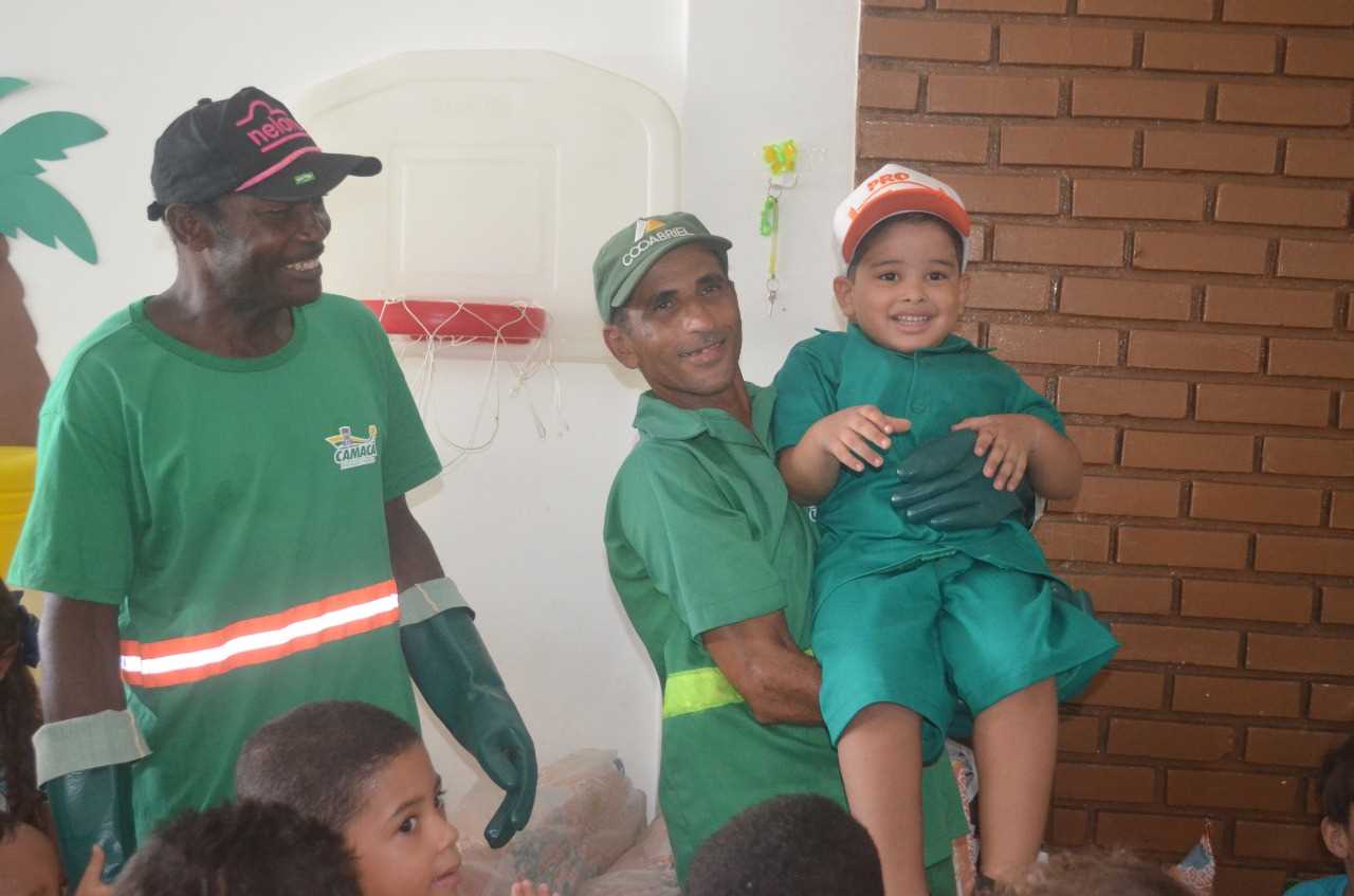 Camacã: Criança fã de Frank, o caminhão de Lixo, comemora aniversário com funcionários da limpeza
